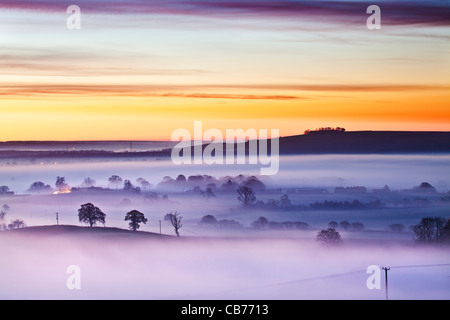 Un lever du soleil sur l'hiver de Martinsell Hill sur la vallée de Pewsey dans le Wiltshire, England, UK Banque D'Images