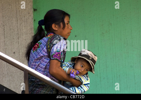 Les Indiens de l'Amérique centrale un bébé à Santiago Atitlan dirait qu'il pense que sa mère va le laisser tomber. Banque D'Images