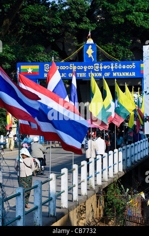 Les gens marcher sur le pont international entre la Thaïlande et le Myanmar Maesai Tachileik avec inscription "République de l'Union du Myanmar" Banque D'Images