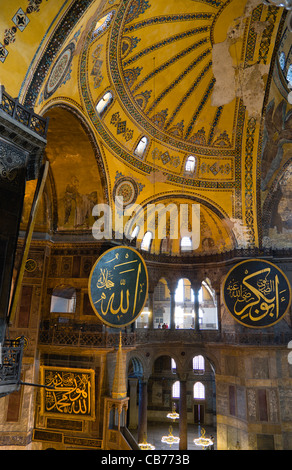 La Turquie, Istanbul, Sultanahmet, Sainte Sophie Christian peintures murales et de l'iconographie musulmane à cocardes calligraphique ensemble Banque D'Images