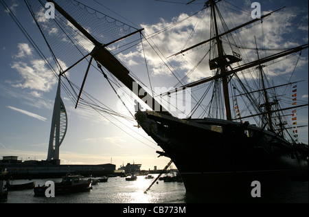 Le HMS Warrior et spinnaker tower Banque D'Images