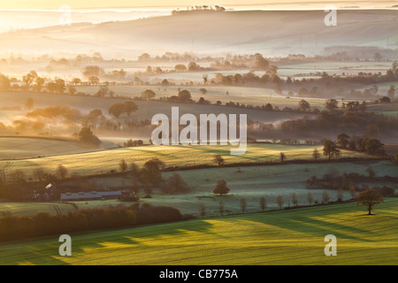 Un lever du soleil sur l'hiver de Martinsell Hill sur la vallée de Pewsey dans le Wiltshire, England, UK Banque D'Images