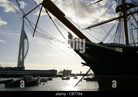 Le HMS Warrior et spinnaker tower Banque D'Images