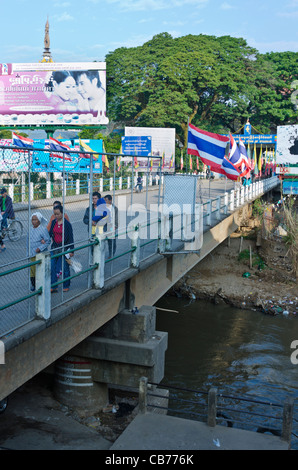 Les gens à pied et à vélo à travers le pont international sur la rivière étroite entre la Thaïlande et le Myanmar Tachileik Maesai Banque D'Images