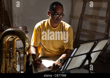 Un joueur de tuba en prenant des notes dans l'Asociacion Rosalia de Castro, à La Havane (La Habana, Cuba) Banque D'Images