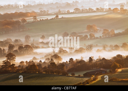 Un lever du soleil sur l'hiver de Martinsell Hill sur la vallée de Pewsey dans le Wiltshire, England, UK Banque D'Images