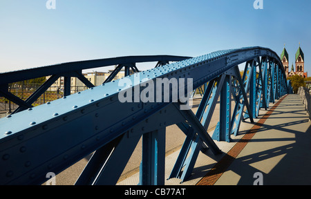 L'wiwili-pont et l'église. Herz-Jesukirche Freiburg im Breisgau. Baden Wuerttemberg.Allemagne Banque D'Images