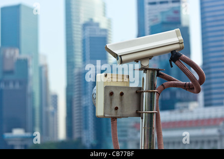 Caméra de surveillance CCTV à Singapour avec skyscapers en arrière-plan Banque D'Images