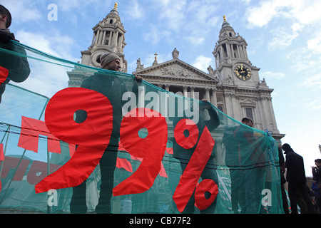 Occupy London protestataire en face de St Paul's, Ville de London, UK. Protester au nom, 99  % de pauvres, contre 1  % de riches Banque D'Images