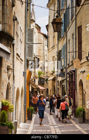 Périgueux, France - Consommateurs et aux touristes dans les étroites rues anciennes de Perigueux, Dordogne, France Banque D'Images