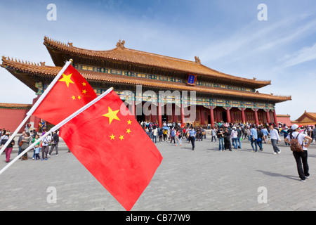 Deux drapeaux chinois par la salle de l'harmonie suprême, cour extérieure, la Cité Interdite, Beijing, République populaire de Chine, l'Asie Banque D'Images