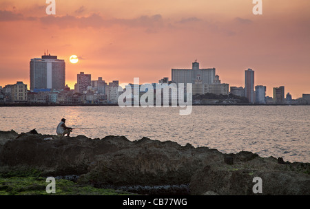 La pêche dans le Malecon au coucher du soleil, à l'arrière, l'Hôtel Nacional à Vedado, La Havane (La Habana, Cuba) Banque D'Images