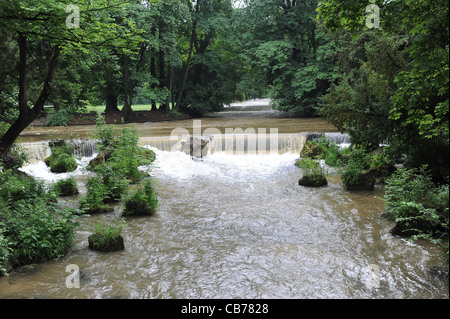 Flux de l'Eisbach Jardin Anglais Munich Bavaria Allemagne Munchen Deutschland Banque D'Images