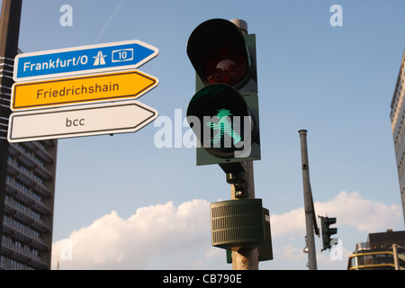 Un trait distinctif et légèrement chauds DDR style symbole de marche des piétons (Ampelmannchen) à Berlin, Allemagne. Banque D'Images