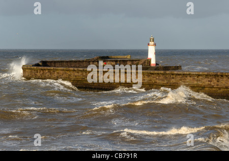 Une tempête frappe le port de Whitehaven. Quelques jours de vent d'ouest sur la mer d'Irlande générer une forte houle. Banque D'Images