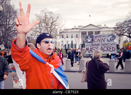 Rassemblement des manifestants serbes devant la Maison Blanche le 28 mars 1999 que des centaines se sont réunis pour exiger la fin des frappes aériennes sur la Yougoslavie. Les manifestations ont eu lieu dans de grandes villes du monde, y compris des coups de feu à l'ambassade des États-Unis à Moscou. Banque D'Images