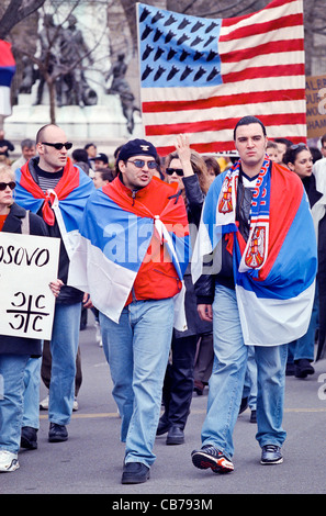 Rassemblement des manifestants serbes devant la Maison Blanche le 28 mars 1999 que des centaines se sont réunis pour exiger la fin des frappes aériennes sur la Yougoslavie. Les manifestations ont eu lieu dans de grandes villes du monde, y compris des coups de feu à l'ambassade des États-Unis à Moscou. Banque D'Images