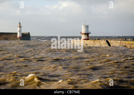 Une tempête frappe le port de Whitehaven. Quelques jours de vent d'ouest sur la mer d'Irlande générer une forte houle. Banque D'Images