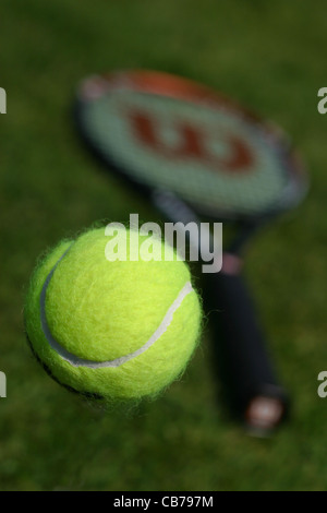 Images abstraites d'équipement sportif. Raquette de tennis et la balle Banque D'Images