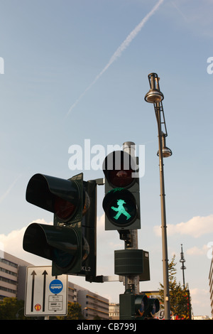 Un trait distinctif et légèrement chauds DDR style symbole de marche des piétons (Ampelmannchen) à Berlin, Allemagne. Banque D'Images