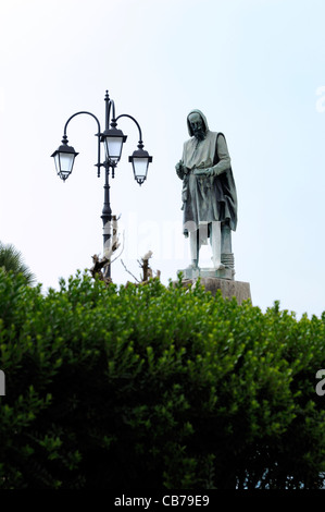 Une statue de l'Amalfi grand inventeur, Flavio Gioia, qui a inventé le compas maritime en 1302. Beaucoup croient que les Chinois .... Banque D'Images