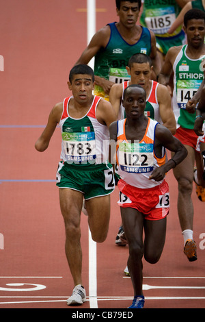 La compétition sportive aux Jeux paralympiques de 2008 montrant les athlètes hommes exécutant dans men's 5000-mètres de la race pour les personnes amputées Banque D'Images