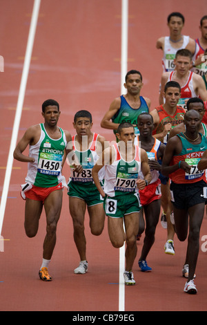 La compétition sportive aux Jeux paralympiques de 2008 montrant les athlètes hommes exécutant dans men's 5000-mètres de la race pour les personnes amputées Banque D'Images