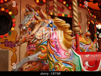 Les chevaux du carrousel de couleurs vives sur un traditionnel merry go round ride à Londres, Royaume-Uni Banque D'Images