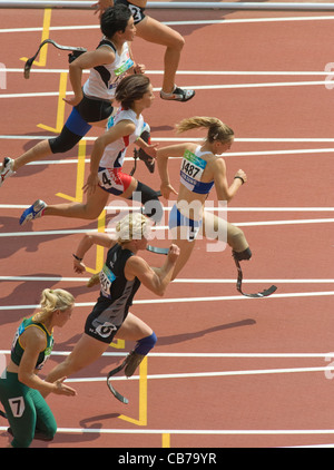 Jeux paralympiques 2008 Marie-Amelie le Fur de la France d'avance au premier tour de la T44 women's 100-mètres. Banque D'Images