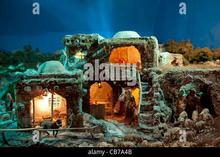 Une ferme représenté dans un paysage rural montrant la crèche de Noël de Betléhem mis en spectacle durant les fêtes de Noël à Xaghra à Malte. Banque D'Images