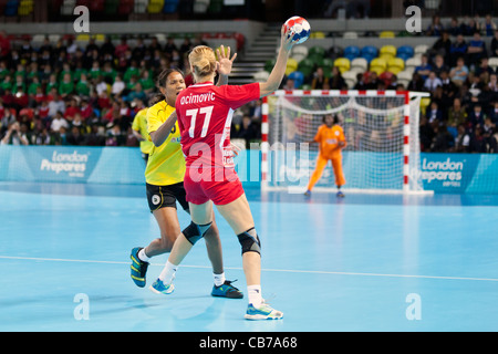 Gorica (ACIMOVIC77 - AUT), l'Angola / Autriche au Women's Londres Handball Cup. Tenue à l'Arène de handball, au Royaume-Uni. Banque D'Images