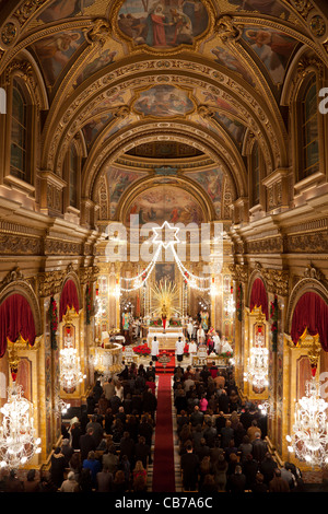 Messe de Minuit dans les églises paroissiales de Malte est un somptueux événement tenu au cours de minuit le jour de Noël. Banque D'Images