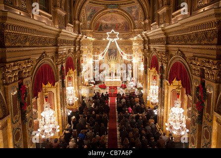 Messe de Minuit dans les églises paroissiales de Malte est un somptueux événement tenu au cours de minuit le jour de Noël. Banque D'Images