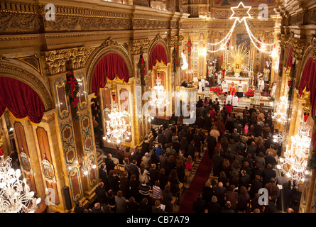 Messe de Minuit dans les églises paroissiales de Malte est un somptueux événement tenu au cours de minuit le jour de Noël. Banque D'Images