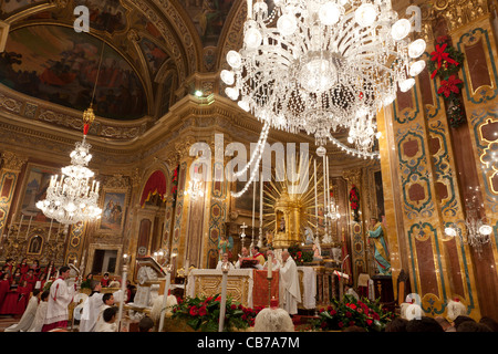 Messe de Minuit dans les églises paroissiales de Malte est un somptueux événement tenu au cours de minuit le jour de Noël. Banque D'Images