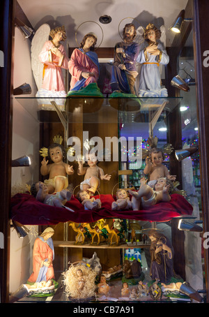 Les chiffres de Noël catholique ou statuettes en vente comme déco accessoires dans un magasin à Gozo à Malte. Banque D'Images