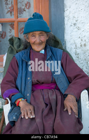 Vieille Femme Ladakhis en vêtements traditionnels à Leh (Ladakh), Jammu-et-Cachemire, l'Inde Banque D'Images