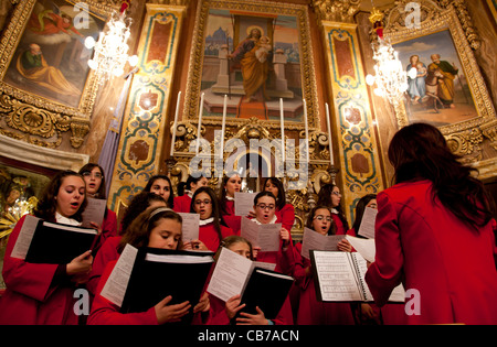 Un chœur chantant durant la Grande Messe sur le coup de minuit la veille de Noël dans la ville de Xaghra à Gozo à Malte. Banque D'Images