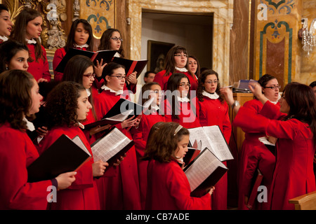 Un chœur chantant durant la Grande Messe sur le coup de minuit la veille de Noël dans la ville de Xaghra à Gozo à Malte. Banque D'Images