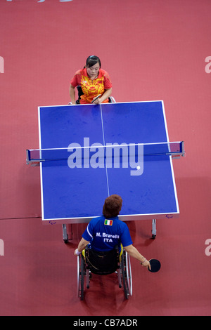 14 septembre 2008 : Jour 9 au Jeux paralympiques de Pékin 2008 Qian Li (rouge) de la Chine de l'Italie de battre M. Brunelli, tennis de table Banque D'Images