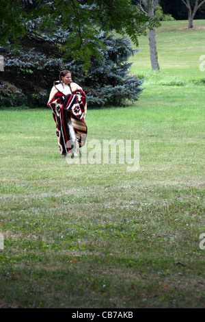 Un Amérindien Sioux Lakota Indian woman walking à l'extérieur avec une couverture Banque D'Images