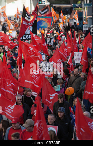 Les manifestants prendre part à la journée d'Action N30. Les travailleurs du secteur public en grève sont illustrés en prenant part à une manifestation et un rassemblement à Bristol. Banque D'Images