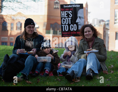 Les manifestants prendre part à la journée d'Action N30. Les travailleurs du secteur public en grève sont illustrés en prenant part à une manifestation et un rassemblement à Bristol. Banque D'Images