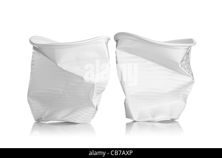 Deux tasses en plastique cassé, isolé sur fond blanc Banque D'Images