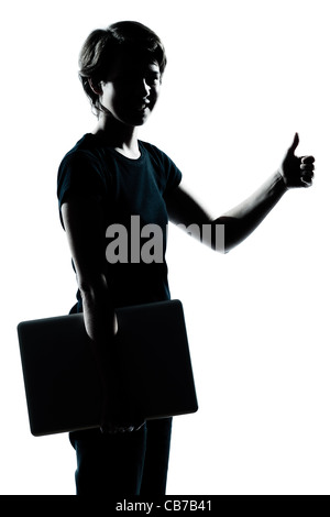 Portrait d'un jeune adolescent silhouette boy girl holding exerçant son ordinateur portable thumb up portrait en studio cut out isolé sur fond blanc