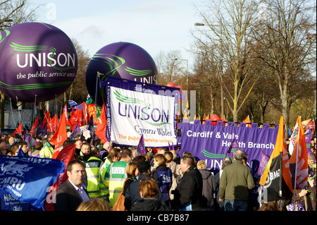 N30 grève du secteur public et un rassemblement à Cardiff, novembre 2011. Les protestataires sont indiqués comme des plaques holding ils mars à la manifestation. Banque D'Images