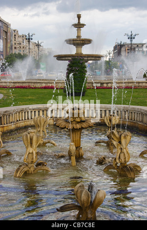 Fontaines en face du Palais du Parlement, l'ancien palais de Ceausescu, Bucarest, Roumanie Banque D'Images