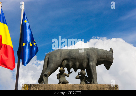 Sculpture de louve allaitant Romulus et Remus à Sighisoara, UNESCO World Heritage site, Roumanie Banque D'Images