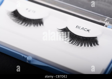 Paire de faux cils noirs dans leur cas d'affichage Banque D'Images