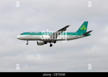 Aer Lingus Airbus A320-214 EI-DEE en approche vers l'aéroport de Heathrow : ciel nuageux Banque D'Images